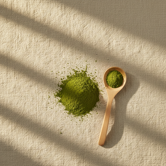 Polvo de matcha verde jade con cucharita de madera sobre lienzo de lino con luz dorada natural, composición minimalista